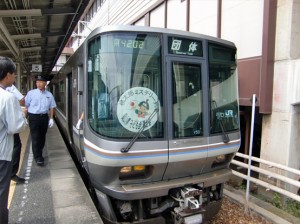 [  シンボルマークをつけた臨時団体列車 ]