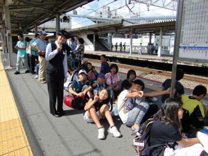 [  西明石駅では駅員の島根県出身のシニアリーダーが見送ってくれました  ]