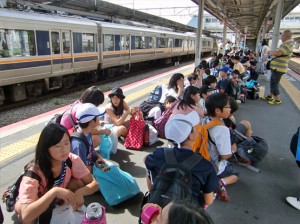 [  帰りの列車を待っていますが少し疲れたかな  ]