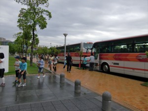 [  人と防災未来センターへバスで移動  ]