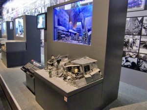 [  阪神淡路大震災の資料やジオラマなどが数多く展示されています  ]
