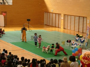 【こどももワンワンと長縄跳びです】