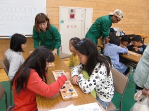 【グリーンのつなぎ姿はシニアリーダーです】