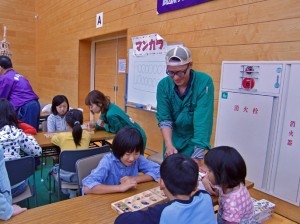 【マンカラを指導しています】