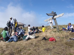 稜線上に建つ休憩所前にて