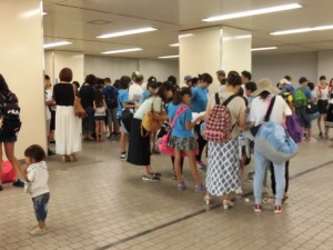 新倉敷駅での見送りの保護者