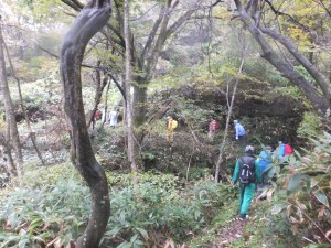 【岩場では特に慎重に下山】